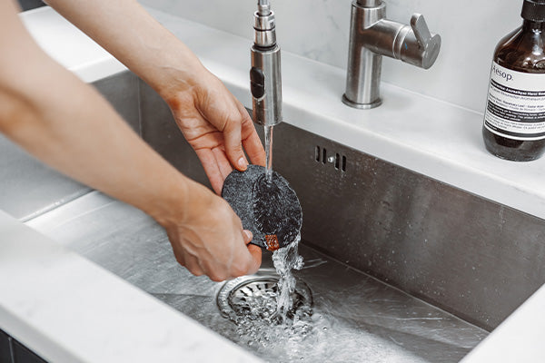 Die Glasuntersetzer sind waschbar. Für kleine Verscmutzungen unter dem Wasserhahn und bei stärkeren Verschmutzungen in der Waschmaschine bei 30°C.