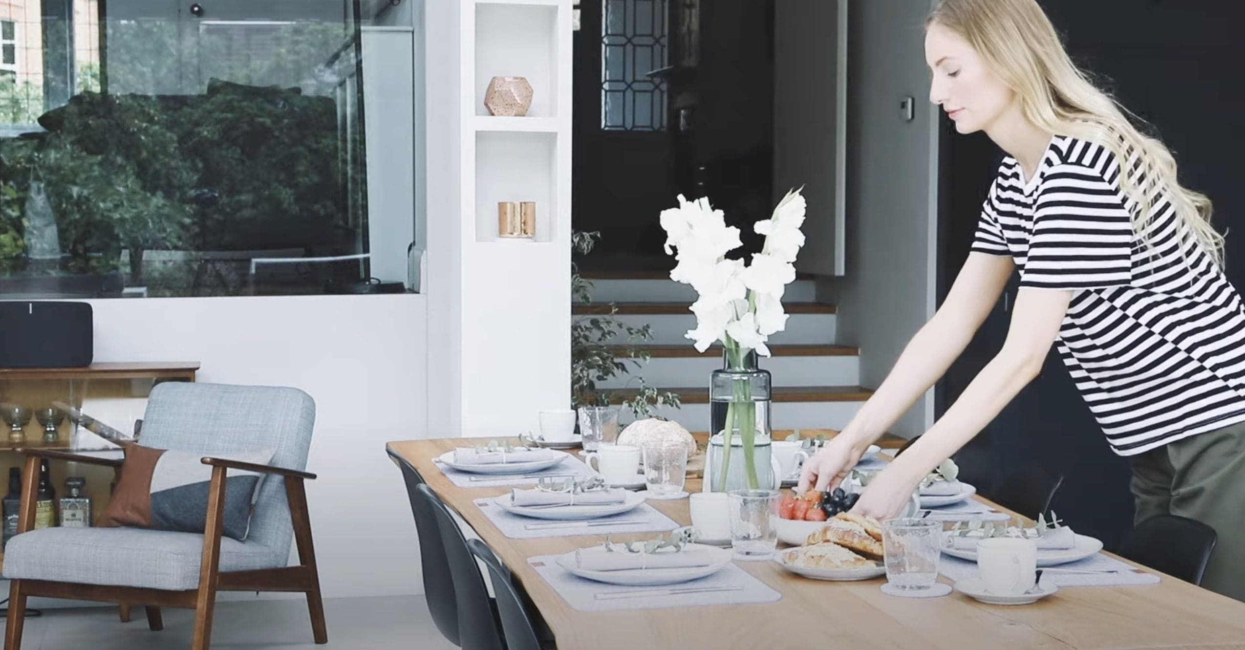 Video laden: Ein moderner Loft mit Skandinavischer Deko und unseren Dekokissen gestaltet
