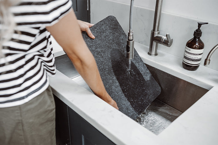 Abwaschbares Tischset aus Filz. Unter dem Wasserhan abwaschen oder in der Waschmaschine bei 30°C waschen.