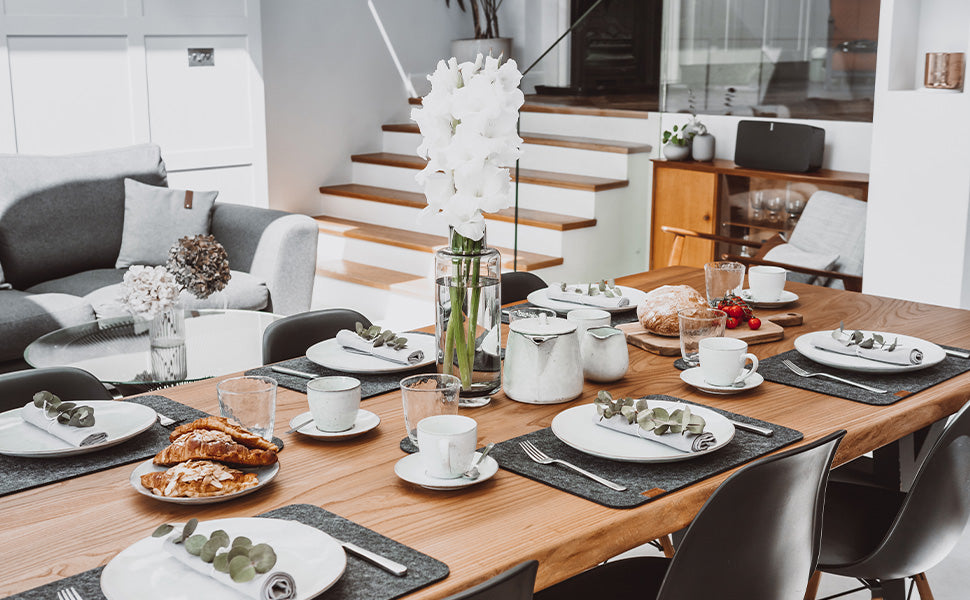 Gedeckter Tisch mit Tischsets aus Filz Glasuntersetzern Teetassen von Broste Copenhagen und Tellern con Broste Copenhagen