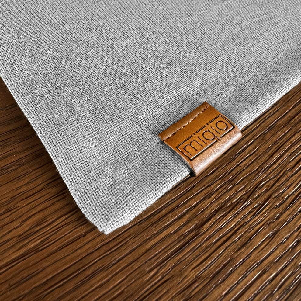 MIQIO® Tovaglioli di design in 100% lino francese, set da 6 tovaglioli in tessuto, lavabili a 60°, 45 x 45 cm, in vera pelle (grigio chiaro MIQIO® Tovaglioli di design in 100% lino francese, set da 6 tovaglioli in tessuto, lavabili a 60°, 45 x 45 cm, in vera pelle (grigio chiaro