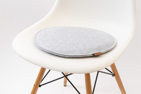 MIQIO® Filz-Sitzkissen sind die perfekte Möglichkeit, jedem Esszimmer einen Hauch von Persönlichkeit sowie Komfort und Stil zu verleihen. Die Kissen sind dekorativ und werten schlichte Esszimmerstühle auf.