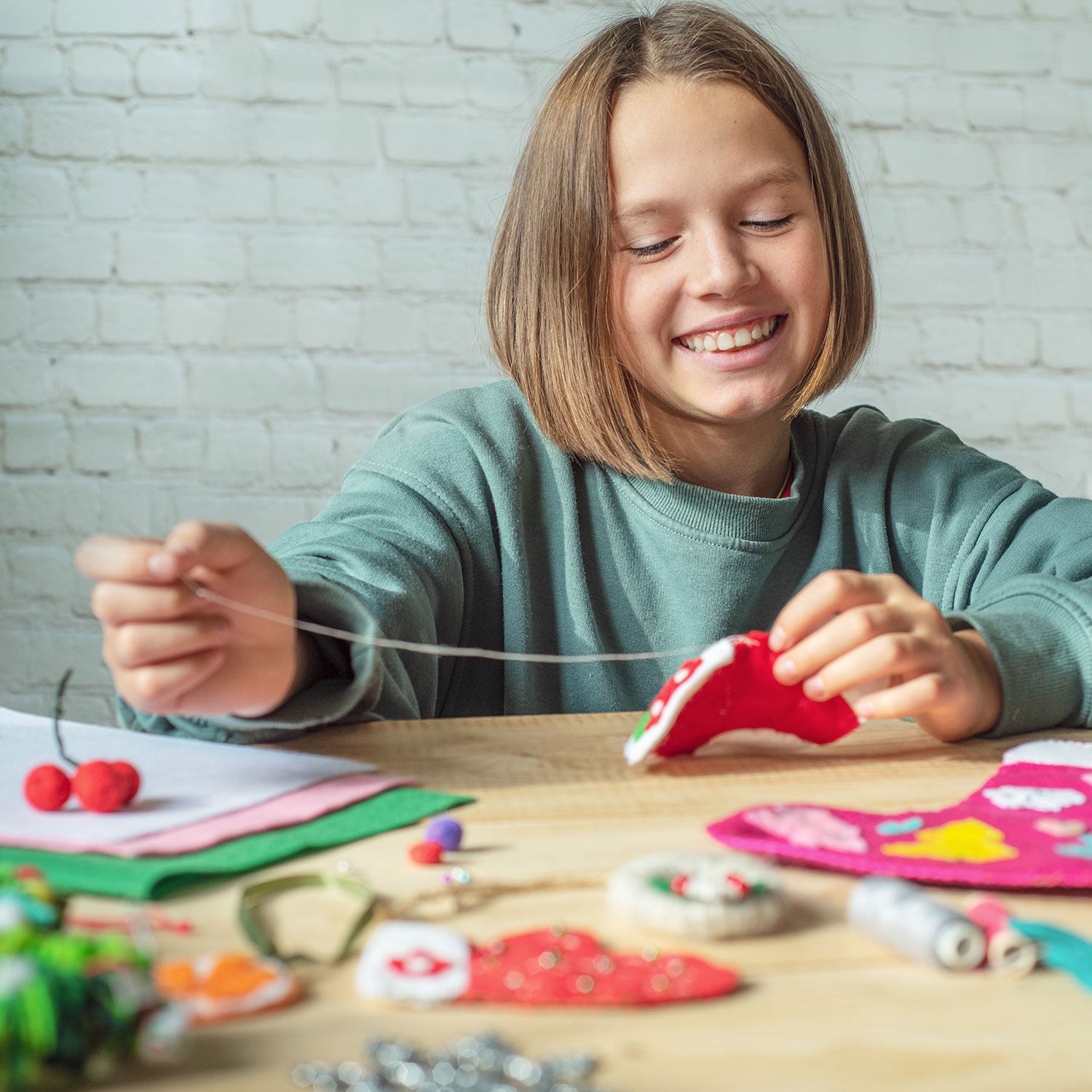 GEEIGNET ZUM BASTELN UND NÄHEN: Der weiche Bastel-Filz ist super geeignet zum Nähen von Maschine und Hand. Es lässt sich kinderleicht Formen und Biegen, sodass es sich hervorragend bei der Herstellung von Spielzeug und Wohnaccessoires eignet. 