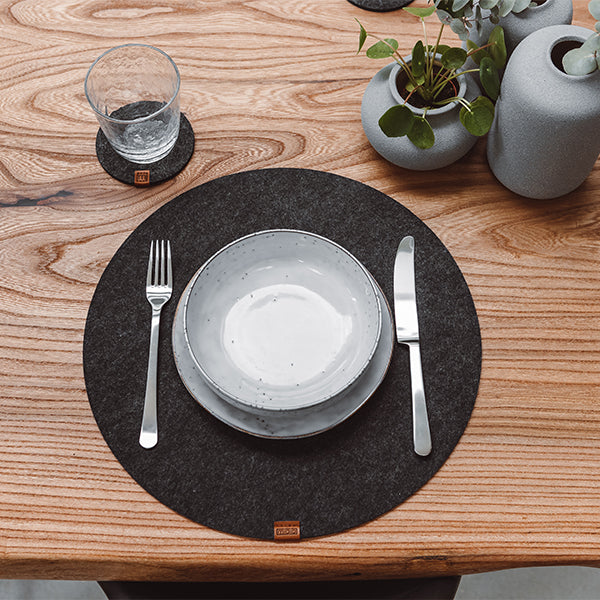 MIQIO® Filz-Tischset inkl. Glasuntersetzer Rund in rot/grau/anthrazit – MIQIO® Design